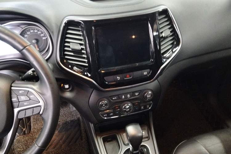 Used Jeep Cherokee 2019 2.0T Two-Wheel Drive Smart Enjoyment Version China VI Audio And AC Panel