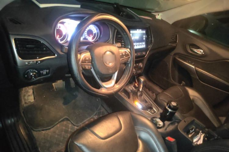 Used Jeep Cherokee 2019 2.0T Two-Wheel Drive Smart Enjoyment Version China VI Center Console