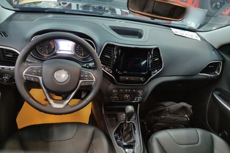 Used Jeep Cherokee 2019 2.0T Two-Wheel Drive Smart Enjoyment Version China VI Center Console