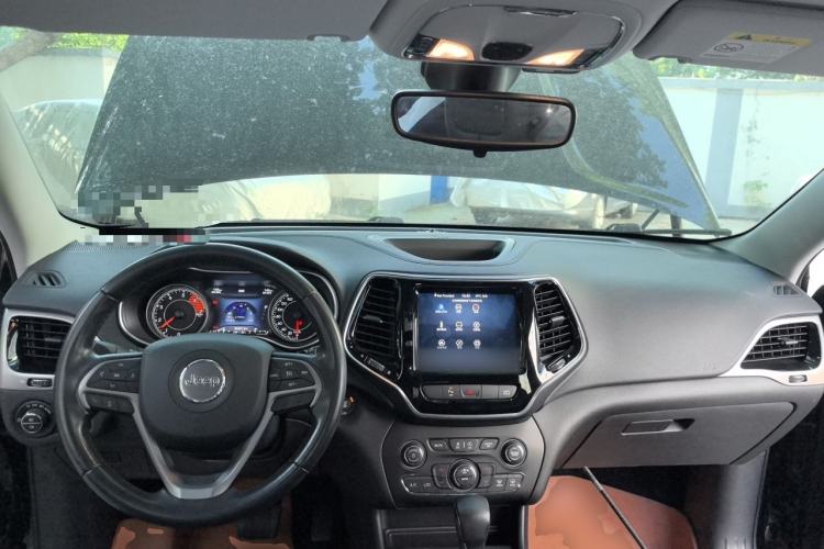 Used Jeep Cherokee 2019 2.0T Two-Wheel Drive Smart Enjoyment Version China VI Center Console