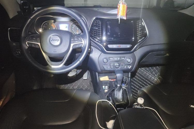 Used Jeep Cherokee 2019 2.0T Two-Wheel Drive Smart Enjoyment Version China VI Center Console