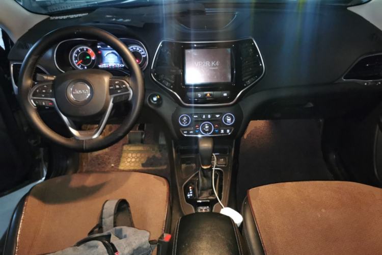 Used Jeep Cherokee 2019 2.0T Two-Wheel Drive Smart Enjoyment Version China VI Center Console