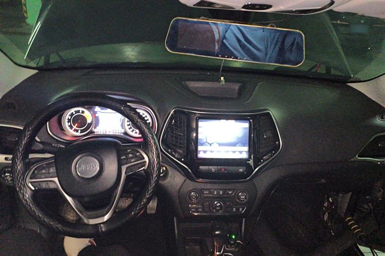 Used Jeep Cherokee 2019 2.0T Two-Wheel Drive Smart Enjoyment Version China VI Center Console