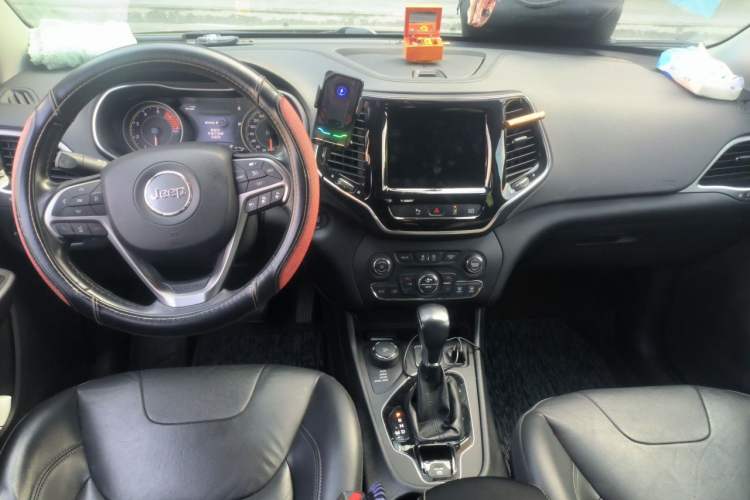 Used Jeep Cherokee 2019 2.0T Four-Wheel Drive Explorer Edition + Autonomous Driving Smart Package China VI Center Console