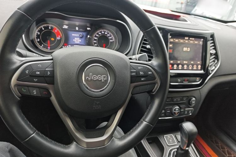 Used Jeep Cherokee 2019 2.0T Two-Wheel Drive Smart Enjoyment Version China V Center Console