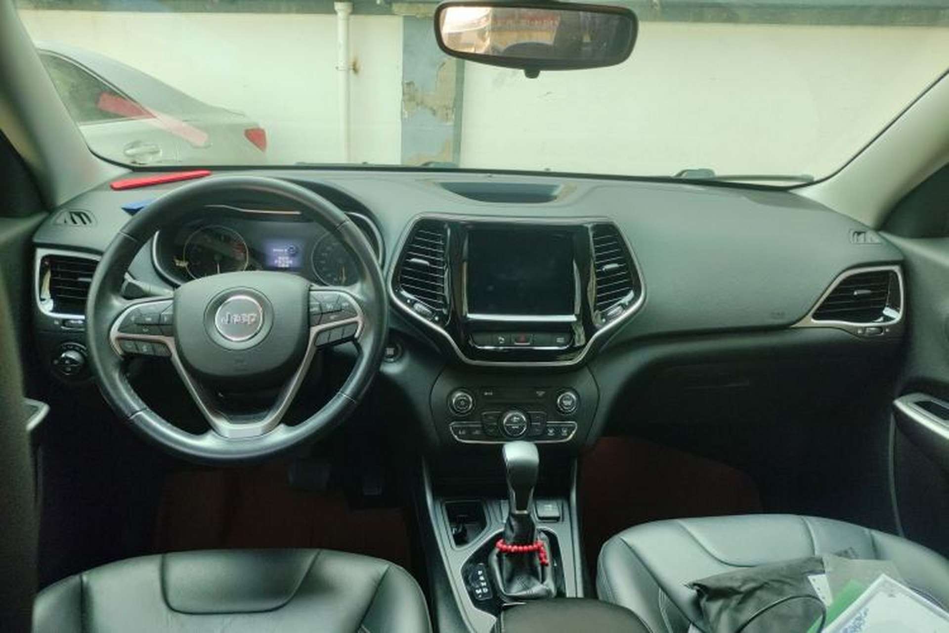 Used Jeep Cherokee 2019 2.0T Two-Wheel Drive Smart Enjoyment Version China VI Center Console