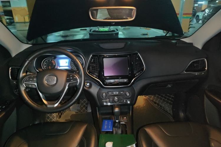 Used Jeep Cherokee 2019 2.0T Two-Wheel Drive Smart Enjoyment Version China VI Center Console