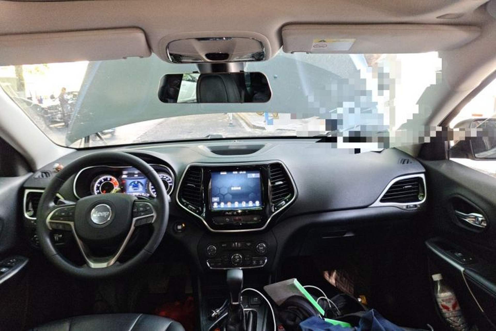 Used Jeep Cherokee 2019 2.0T Two-Wheel Drive Smart Enjoyment Version China VI Center Console