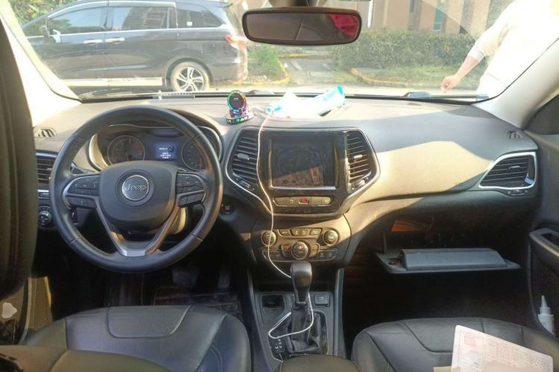Used Jeep Cherokee 2019 2.0T Two-Wheel Drive Smart Enjoyment Version China VI Center Console