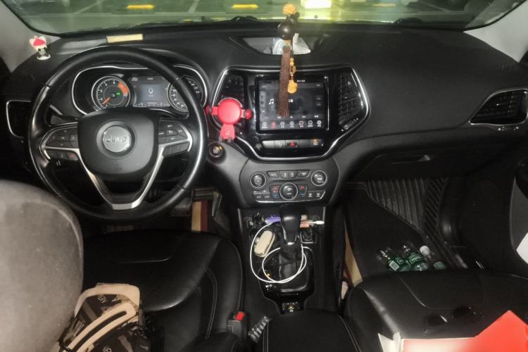 Used Jeep Cherokee 2019 2.0T Two-Wheel Drive Smart Enjoyment Version China V Center Console