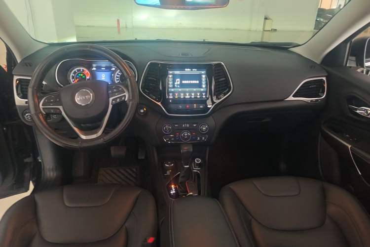 Used Jeep Cherokee 2019 2.0T Four-Wheel Drive Explorer Edition China V Center Console