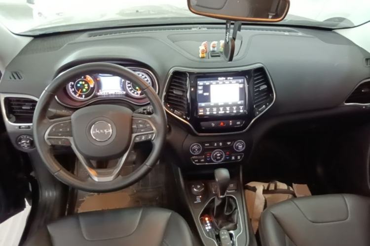 Used Jeep Cherokee 2019 2.0T Four-Wheel Drive Explorer Edition China V Center Console