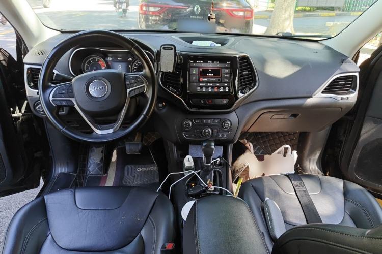 Used Jeep Cherokee 2019 2.0T Two-Wheel Drive Smart Enjoyment Version China VI Center Console