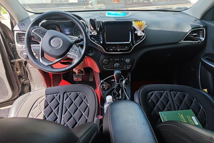 Used Jeep Cherokee 2019 2.0T Two-Wheel Drive Smart Enjoyment Version China VI Center Console