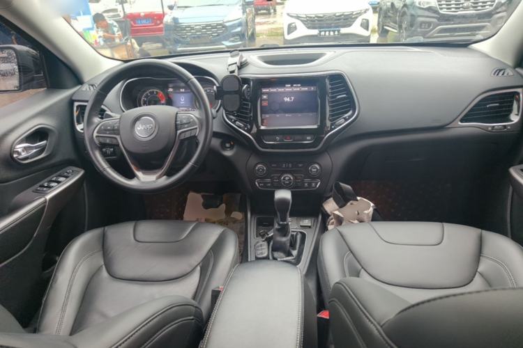 Used Jeep Cherokee 2019 2.0T Two-Wheel Drive Smart Enjoyment Version China V Center Console