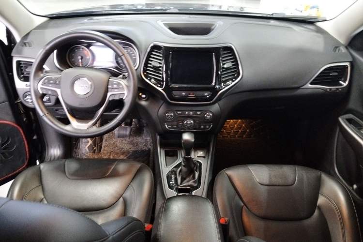 Used Jeep Cherokee 2019 2.0T Two-Wheel Drive Smart Enjoyment Version China VI Center Console