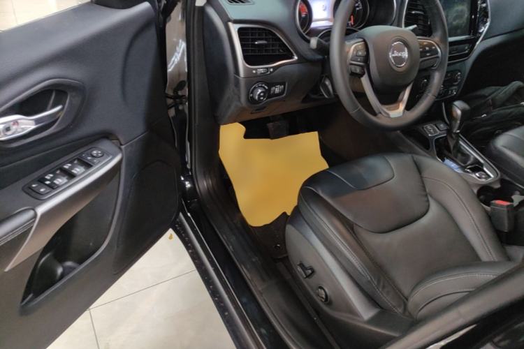 Used Jeep Cherokee 2019 2.0T Two-Wheel Drive Smart Enjoyment Version China VI Driver Seat