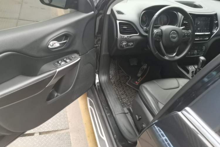 Used Jeep Cherokee 2019 2.0T Two-Wheel Drive Smart Enjoyment Version China V Driver Seat