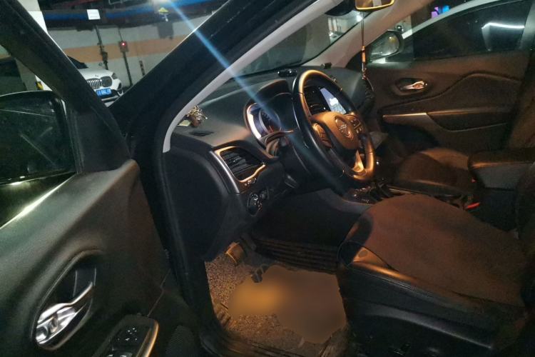 Used Jeep Cherokee 2019 2.0T Four-Wheel Drive Explorer Edition China V Driver Seat