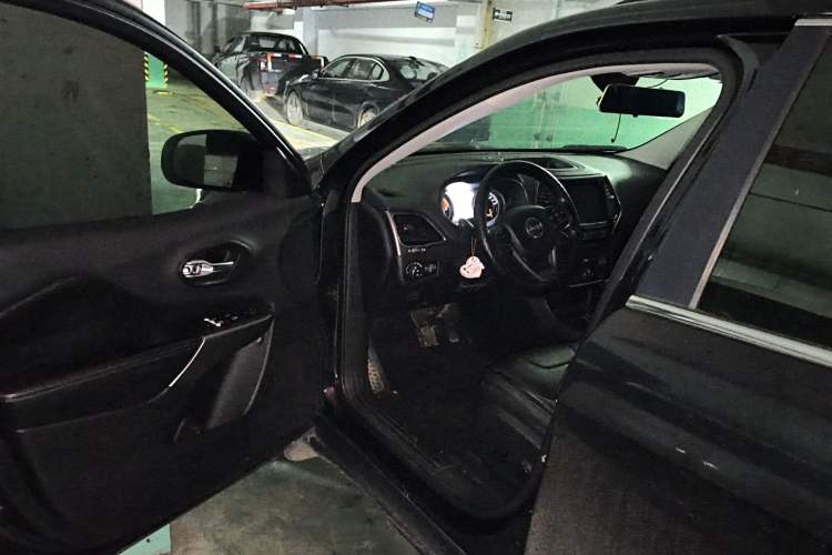 Used Jeep Cherokee 2019 2.0T Two-Wheel Drive Smart Enjoyment Version China VI Driver Seat