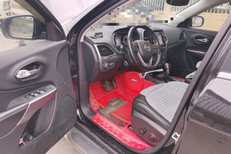 Used Jeep Cherokee 2019 2.0T Two-Wheel Drive Smart Enjoyment Version China V Driver Seat