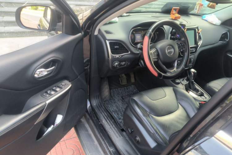 Used Jeep Cherokee 2019 2.0T Four-Wheel Drive Explorer Edition + Autonomous Driving Smart Package China VI Driver Seat
