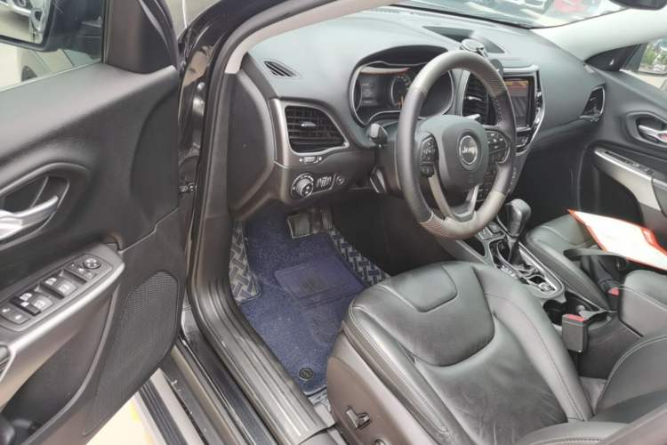 Used Jeep Cherokee 2019 2.0T 2WD Enjoyment Edition China V Driver Seat