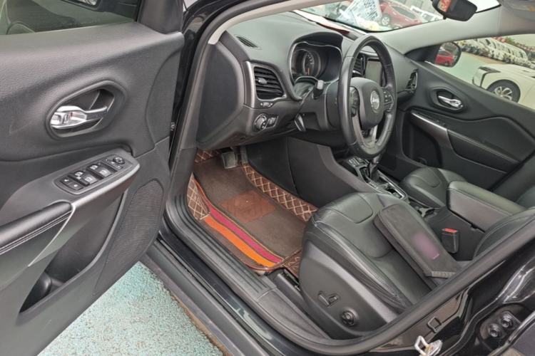 Used Jeep Cherokee 2019 2.0T Two-Wheel Drive Smart Enjoyment Version China V Driver Seat