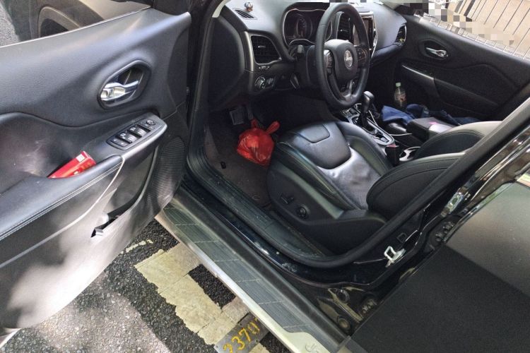 Used Jeep Cherokee 2019 2.0T Two-Wheel Drive Smart Enjoyment Version China VI Driver Seat