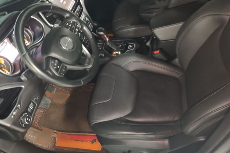 Used Jeep Cherokee 2019 2.0T Four-Wheel Drive Explorer Edition China V Driver Seat