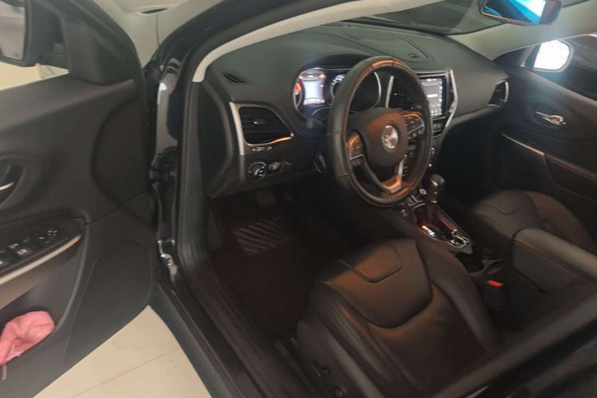 Used Jeep Cherokee 2019 2.0T Four-Wheel Drive Explorer Edition China V Driver Seat