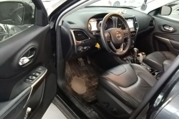 Used Jeep Cherokee 2019 2.0T Four-Wheel Drive Explorer Edition China V Driver Seat