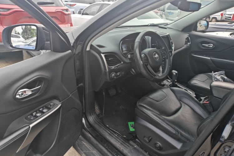 Used Jeep Cherokee 2019 2.0T Four-Wheel Drive Explorer Edition China VI Emission Standard Driver Seat