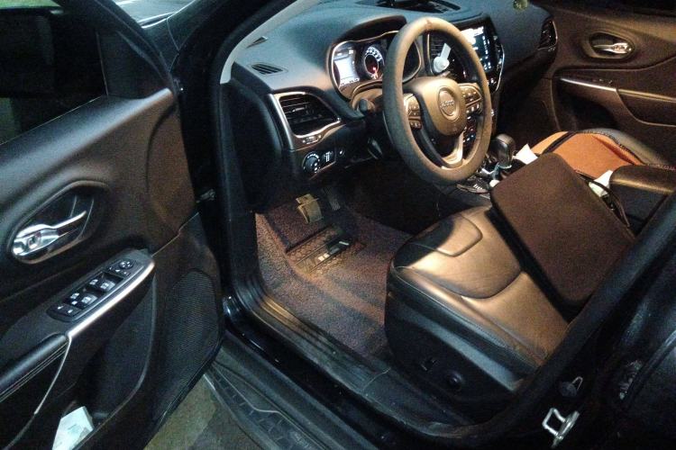 Used Jeep Cherokee 2019 2.0T Four-Wheel Drive Explorer Edition China V Driver Seat