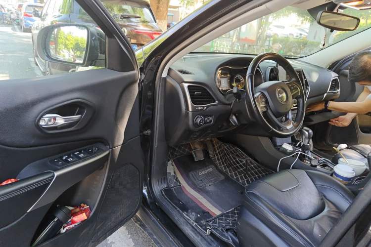 Used Jeep Cherokee 2019 2.0T Two-Wheel Drive Smart Enjoyment Version China VI Driver Seat
