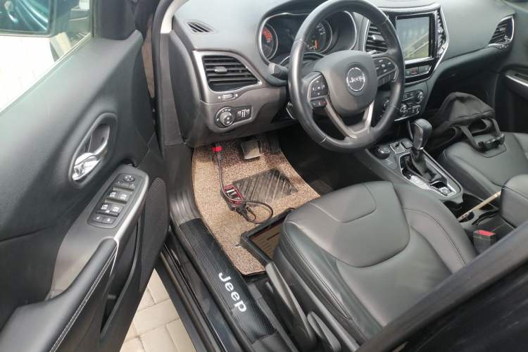 Used Jeep Cherokee 2019 2.0T Four-Wheel Drive Exclusive Edition China V Driver Seat