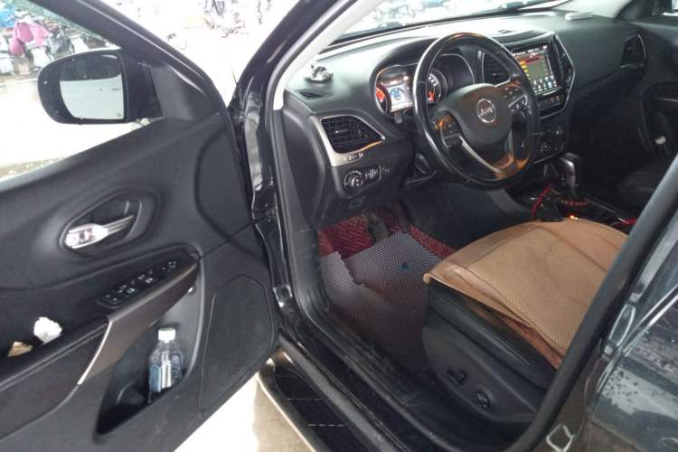 Used Jeep Cherokee 2019 2.0T Four-Wheel Drive Explorer Edition China V Driver Seat