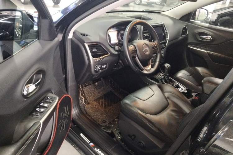 Used Jeep Cherokee 2019 2.0T Two-Wheel Drive Smart Enjoyment Version China VI Driver Seat
