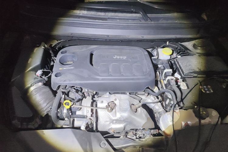 Used Jeep Cherokee 2019 2.0T Two-Wheel Drive Smart Enjoyment Version China VI Engine Bay
