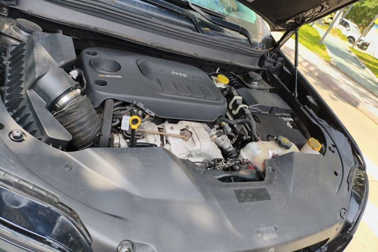 Used Jeep Cherokee 2019 2.0T Four-Wheel Drive Explorer Edition China VI Emission Standard Engine Bay