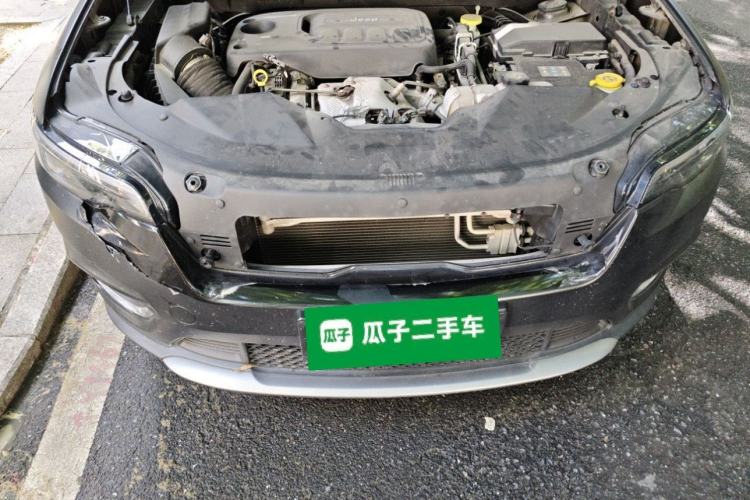 Used Jeep Cherokee 2019 2.0T Two-Wheel Drive Smart Enjoyment Version China VI Engine Bay
