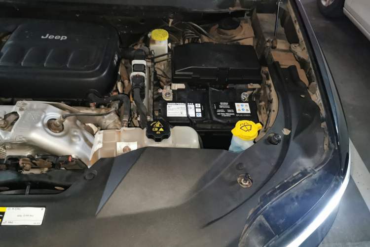 Used Jeep Cherokee 2019 2.0T Two-Wheel Drive Smart Enjoyment Version China VI Engine Bay Left