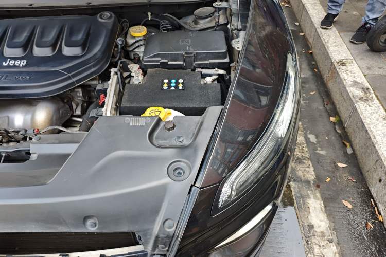 Used Jeep Cherokee 2019 2.0L 2WD Premium Edition China VI Engine Bay Left