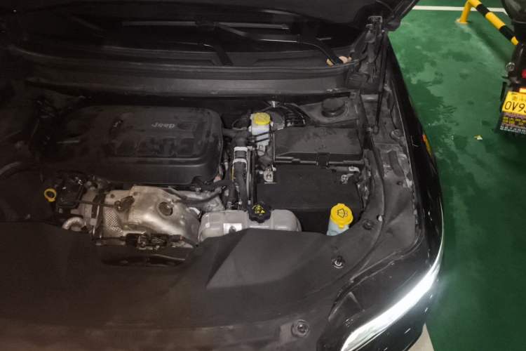 Used Jeep Cherokee 2019 2.0T Two-Wheel Drive Smart Enjoyment Version China V Engine Bay Left