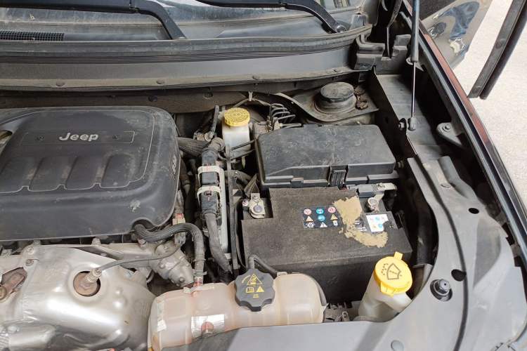 Used Jeep Cherokee 2019 2.0T Two-Wheel Drive Smart Enjoyment Version China VI Engine Bay Left