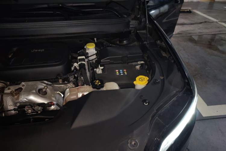 Used Jeep Cherokee 2019 2.0T Two-Wheel Drive Smart Enjoyment Version China VI Engine Bay Left