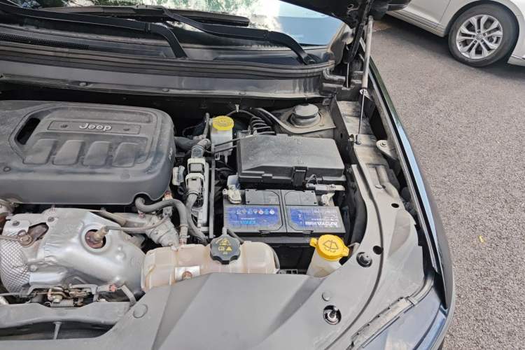 Used Jeep Cherokee 2019 2.0T Two-Wheel Drive Smart Enjoyment Version China VI Engine Bay Left