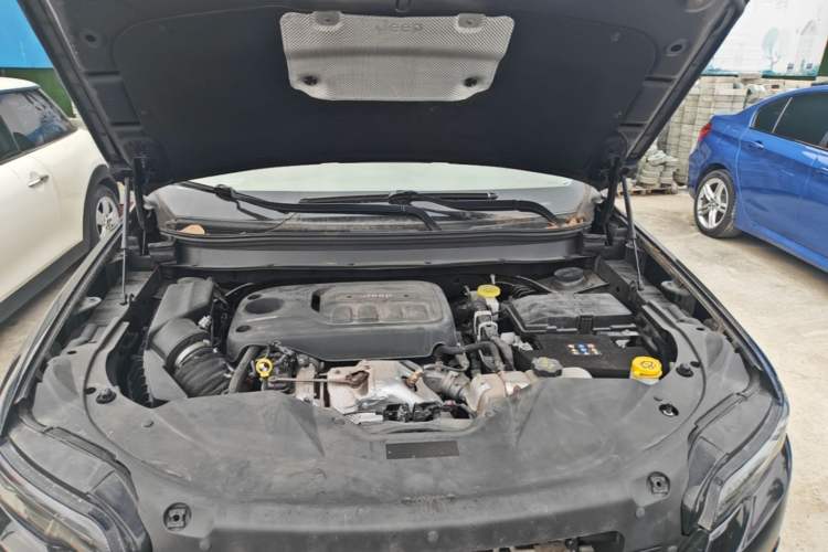 Used Jeep Cherokee 2019 2.0T Four-Wheel Drive Explorer Edition China VI Emission Standard Engine Bay