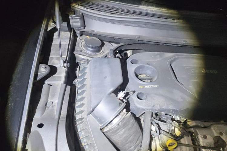 Used Jeep Cherokee 2019 2.0T Two-Wheel Drive Smart Enjoyment Version China VI Engine Bay Right