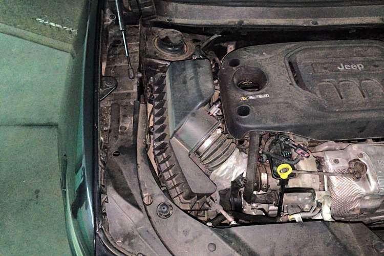 Used Jeep Cherokee 2019 2.0T Two-Wheel Drive Smart Enjoyment Version China VI Engine Bay Right
